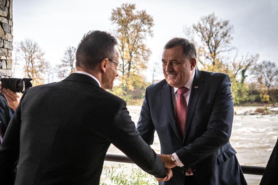 Szijjártó miért kampányolt nyíltan, szerbül Milorad Dodik mellett?