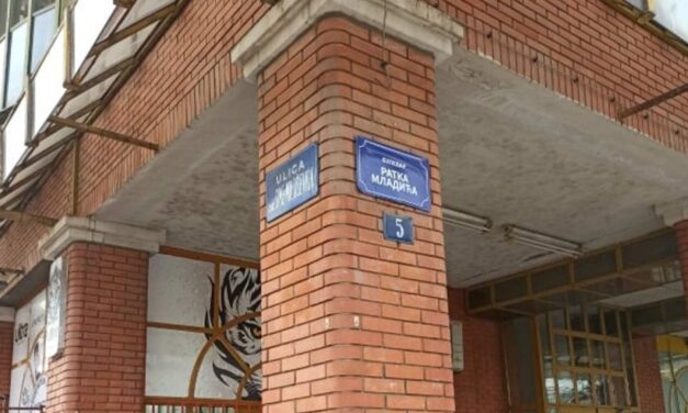 Újvidéken ismét Ratko Mladić sugárút matricákkal ragasztották le az utcanévtáblákat