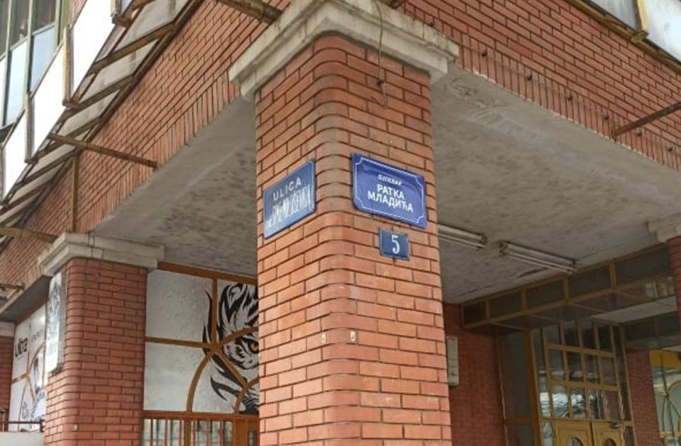 Újvidéken ismét Ratko Mladić sugárút matricákkal ragasztották le az utcanévtáblákat