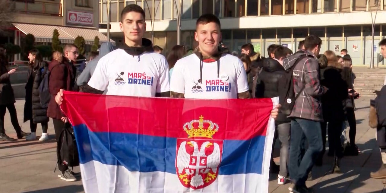Gimnáziumi tanulók tüntettek Čačakon a Rio Tinto ellen