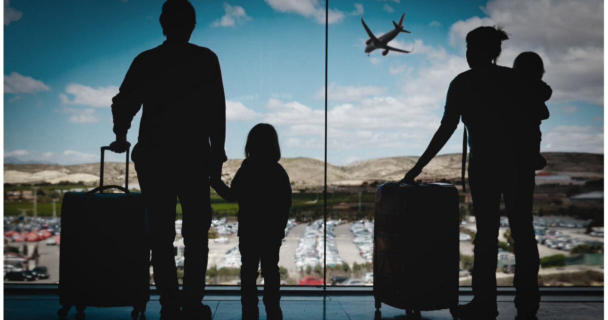 Ki és melyik országba költözik Szerbiából?