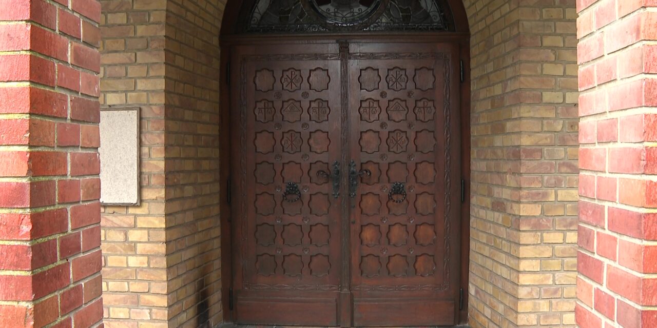 Tüzet gyújtottak a migránsok a kelebiai templom bejáratánál