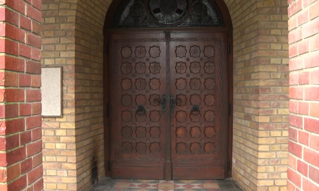 Tüzet gyújtottak a migránsok a kelebiai templom bejáratánál