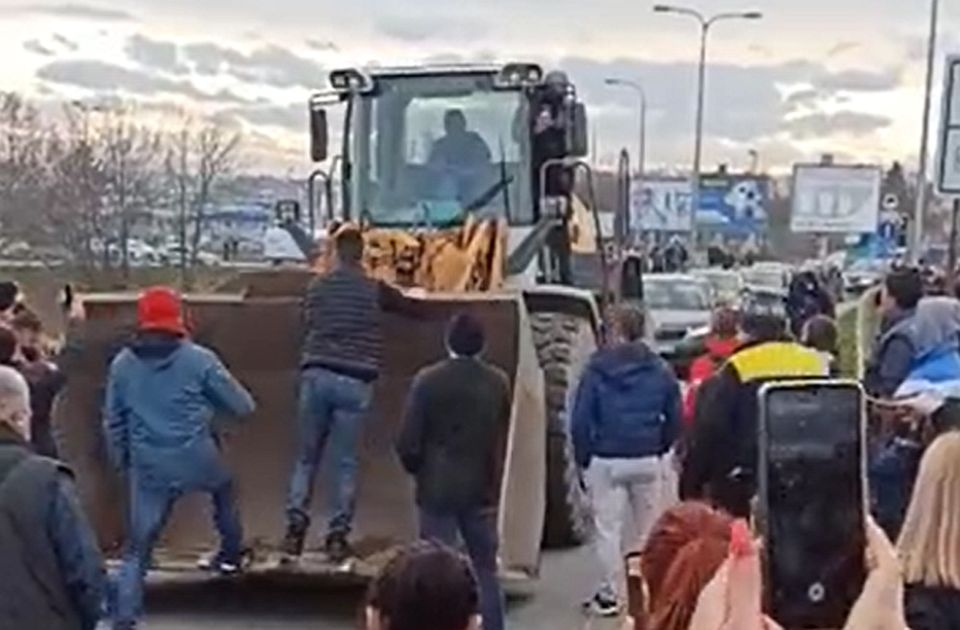 Kihallgatták a pártaktivistát, aki markológéppel indult a tömeg felé