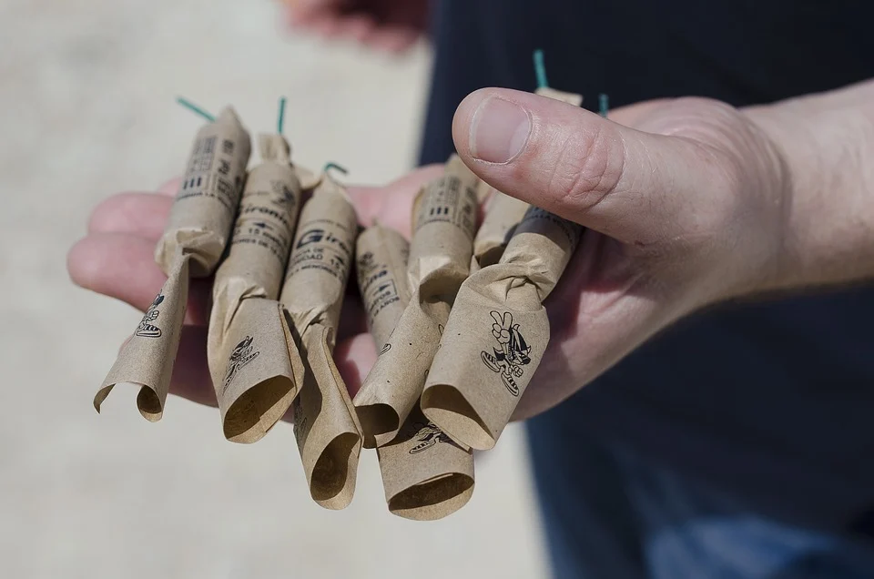 Kezében robbant a petárda, amputálni kellett a nyolcéves kisfiú ujjait