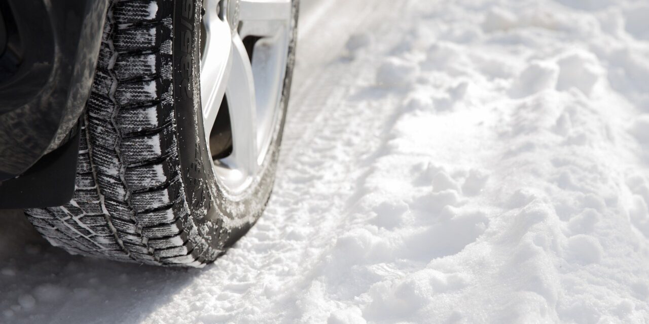 Fél országot megbénította a hó, csillagászati összegre büntethetik, akinek nincs téli gumija