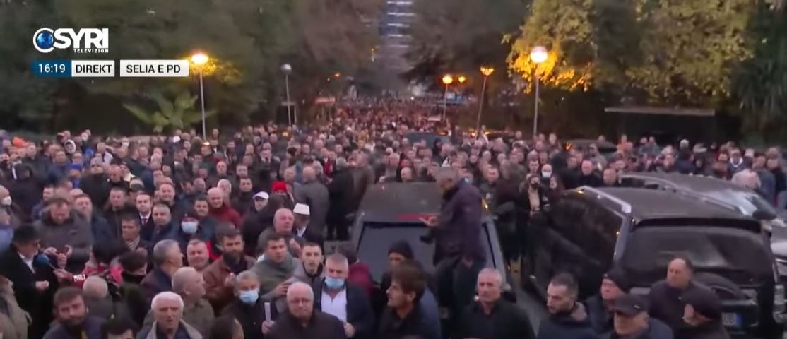 Vučić látogatása és a Nyitott Balkán kezdeményezés ellen tüntettek Tiranában