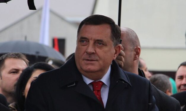 Dodik mégsem maradhat pártelnök
