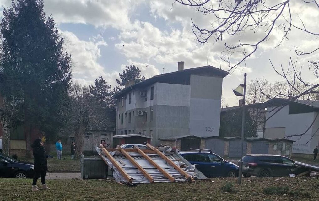 Letépte a szél egy tömbház tetejét Szabadkán