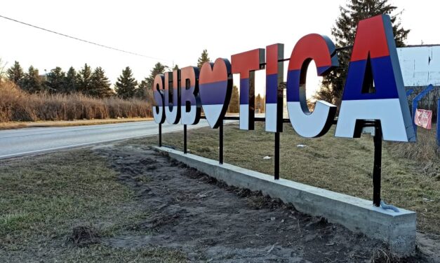 Pásztor: A fénylő táblákat el kell távolítani