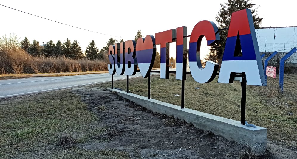 Pásztor: A fénylő táblákat el kell távolítani