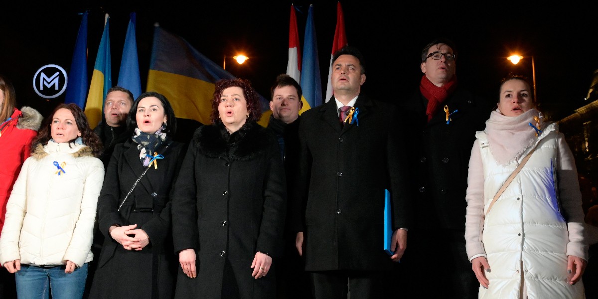 <span class="entry-title-primary">Több ezren tüntettek Budapesten a háború ellen</span> <span class="entry-subtitle">Óriás elkerítéssel védik az orosz nagykövetséget – Budapesti munkatársunk fotóriportja</span>