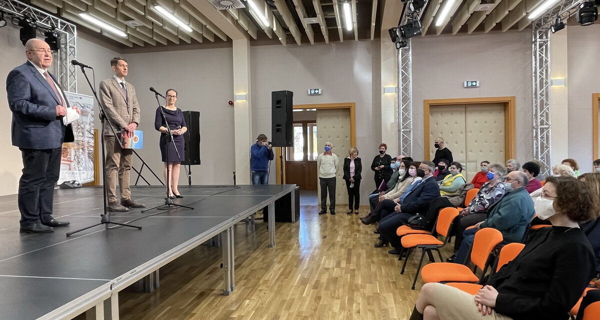 <span class="entry-title-primary">„Le lesz vágva a fű, nem fogja benőni a gaz, porszívózni és törölgetni is fognak”</span> <span class="entry-subtitle">Megnyílt a palicsi Magyar Művelődési Központ</span>