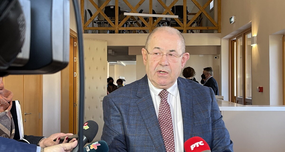 Pásztor pénzt és segítséget kért Vučićtól