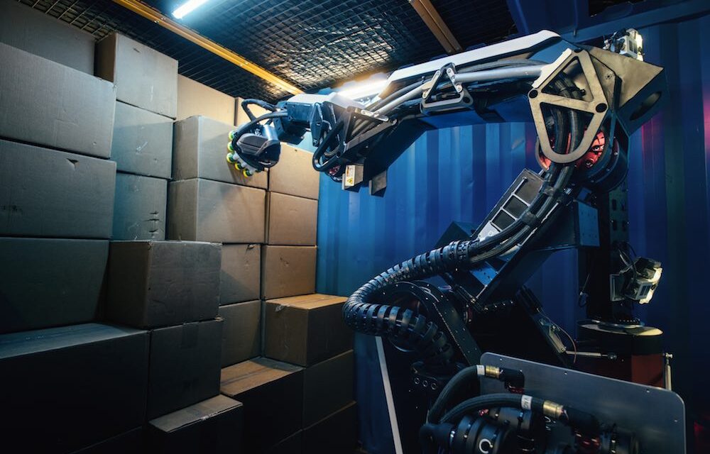 A DHL-nél robotokra bízzák a raktári munkát