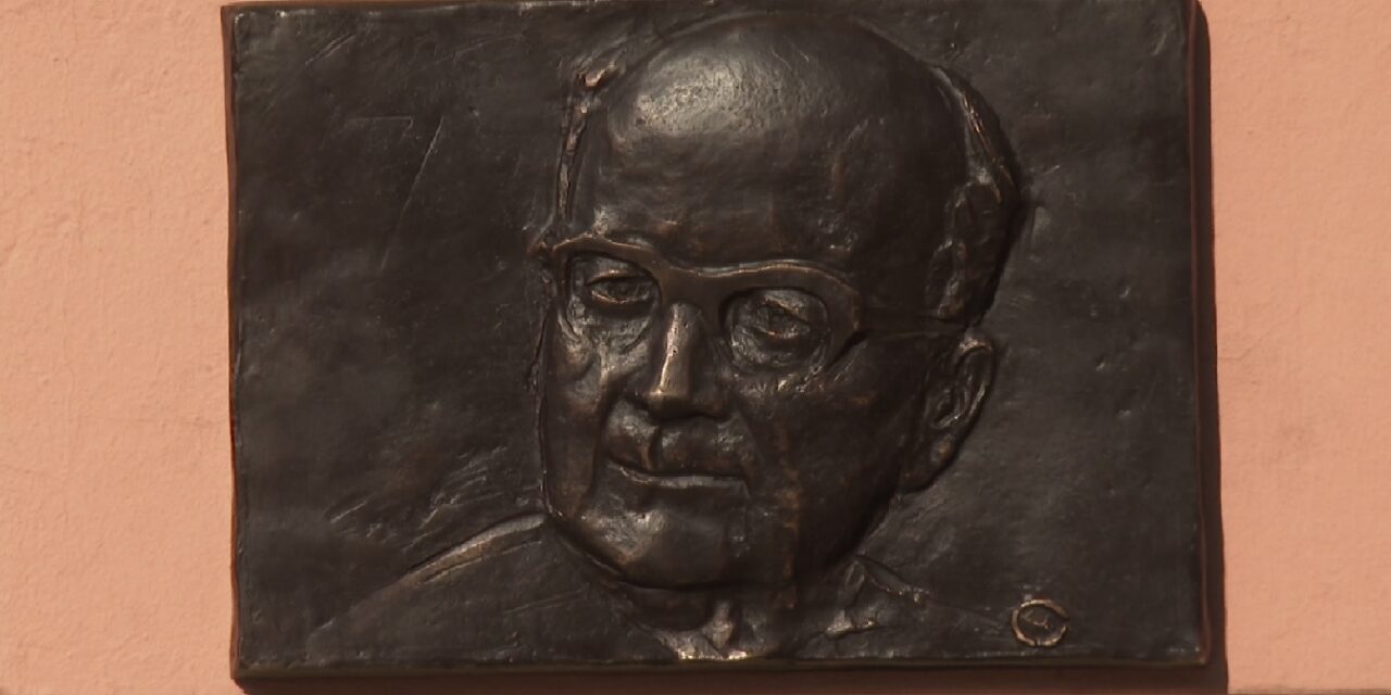 <span class="entry-title-primary">„A magyar nyelv és színház szeretetére tanított”</span> <span class="entry-subtitle">Garay Béla tiszteletére emeltek emléktáblát Szabadkán</span>