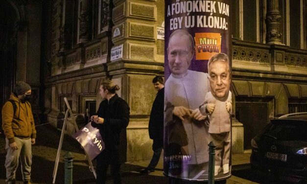 <span class="entry-title-primary">Plakát(h)arc</span> <span class="entry-subtitle">Kérdés: A plágium plágiuma vajon az eredetinek is plágiuma vagy mégsem? </span>