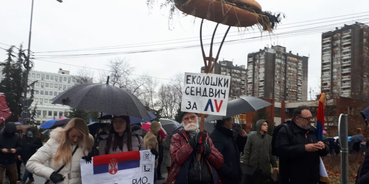 A niši törvényszék hatályon kívül helyezte a tüntető polgárra kirótt rendőrségi bírságot