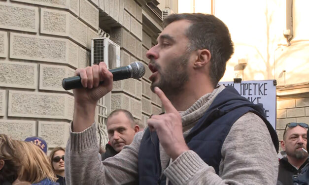 Manojlović: Vučić az Arénába zárja az embereket, hogy ne tudjanak elszökni a mítingről