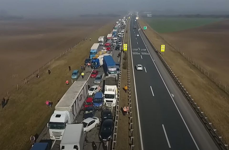 Drónvideón az ópázovai fizetőkapunál történt tömegkarambol