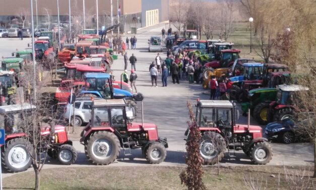 Kezdődik a gazdák teljes útlezárása