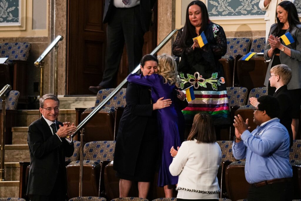 Okszana Markarova és Jill Biden ölelkezett össze a Képvisleőház üléstermének karzatán az Unió-beszéd kezdetén. Washington, 2022. március 2. (Fotó: Sarahbeth Maney/NYT)