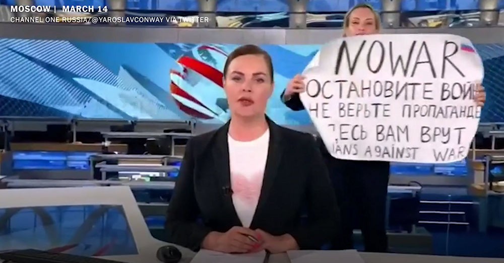 <span class="entry-title-primary">„Ne higgyetek a propagandának, hazudnak nektek!”</span> <span class="entry-subtitle">A legbátrabb orosz újságírónő egyedülálló akciója</span>