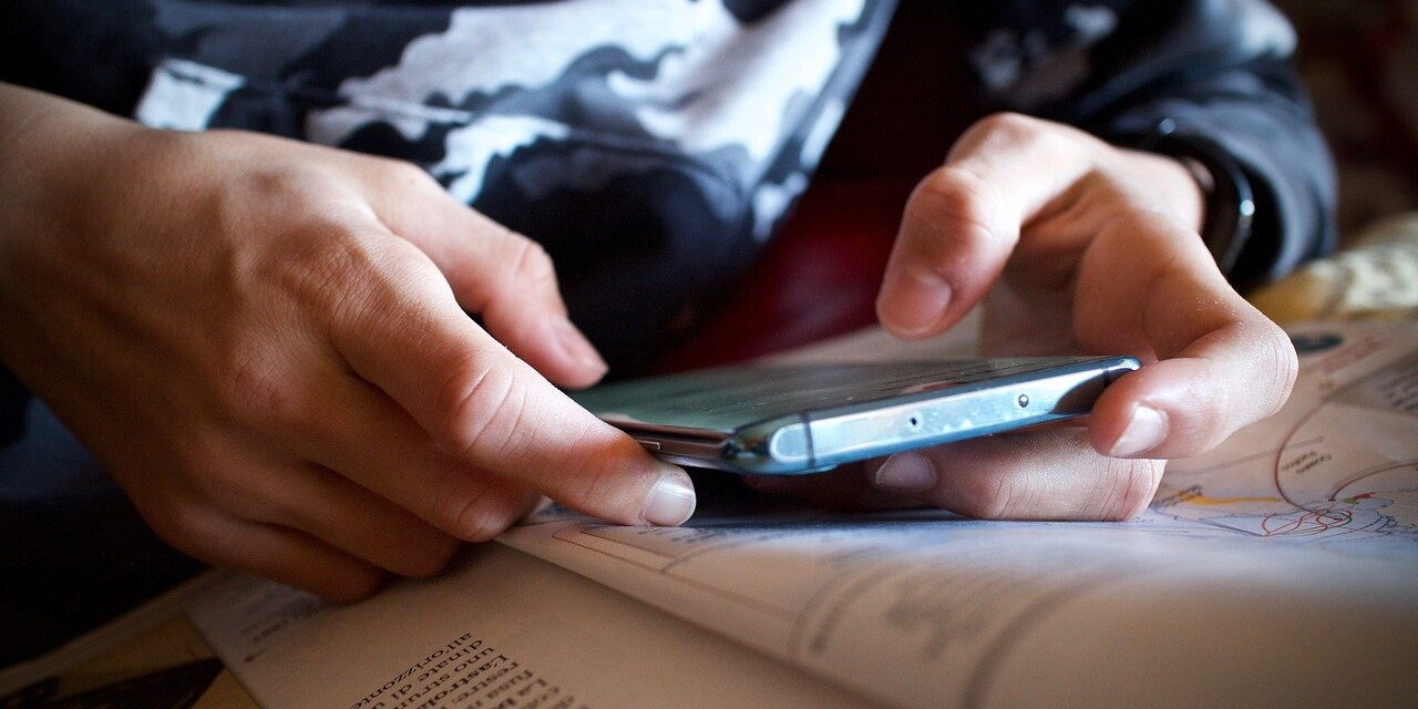 Még az esti iskolába járó felnőtt, családos emberek telefonját is elveszik Magyarországon