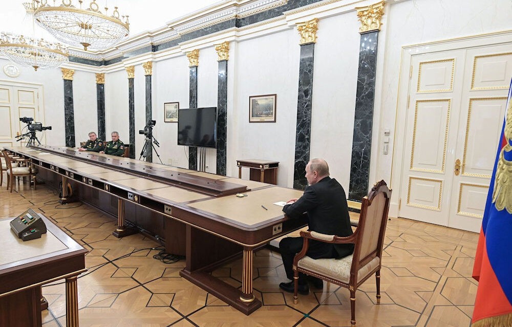 <span class="entry-title-primary">Kitől retteg az orosz diktátor?</span> <span class="entry-subtitle">A hosszú asztalok titka, másként</span>