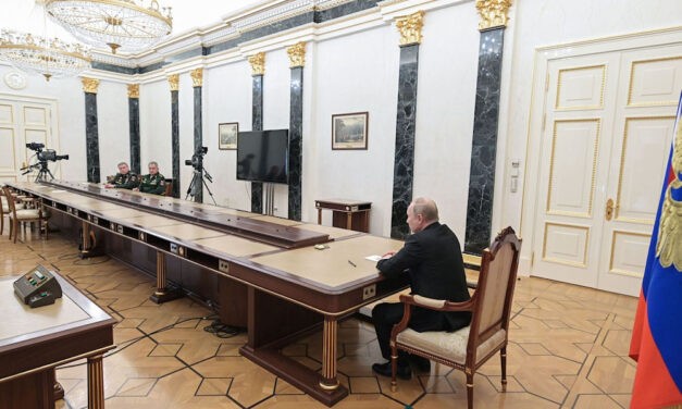 <span class="entry-title-primary">Kitől retteg az orosz diktátor?</span> <span class="entry-subtitle">A hosszú asztalok titka, másként</span>