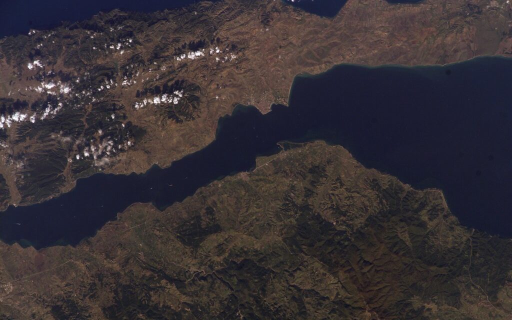 Törökország minden hadihajó áthaladását megtiltja