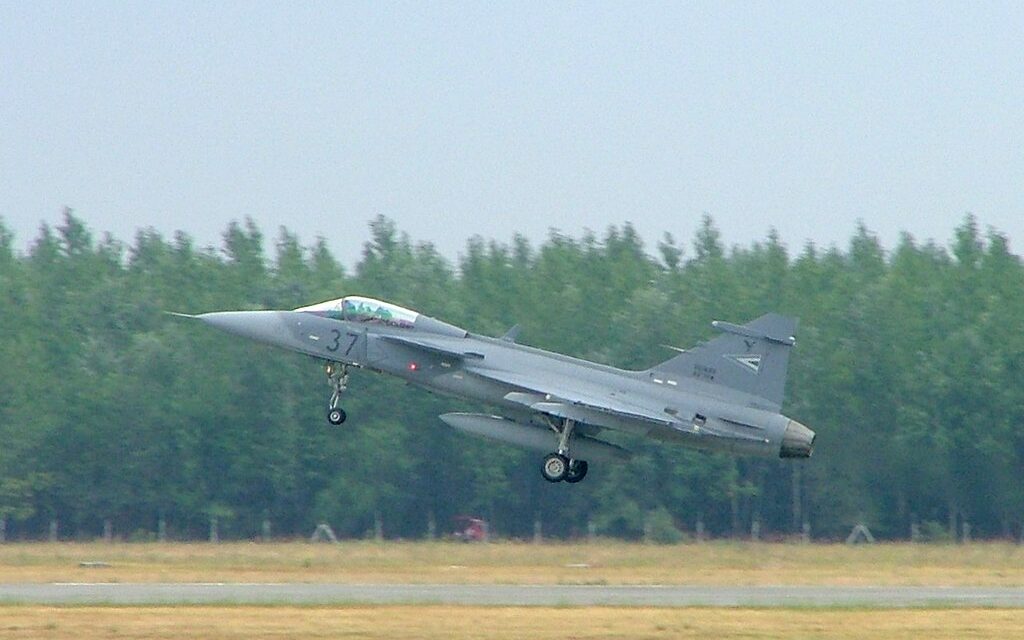 Azonosítatlan légijármű miatt riasztották a Magyar Honvédség vadászgépeit