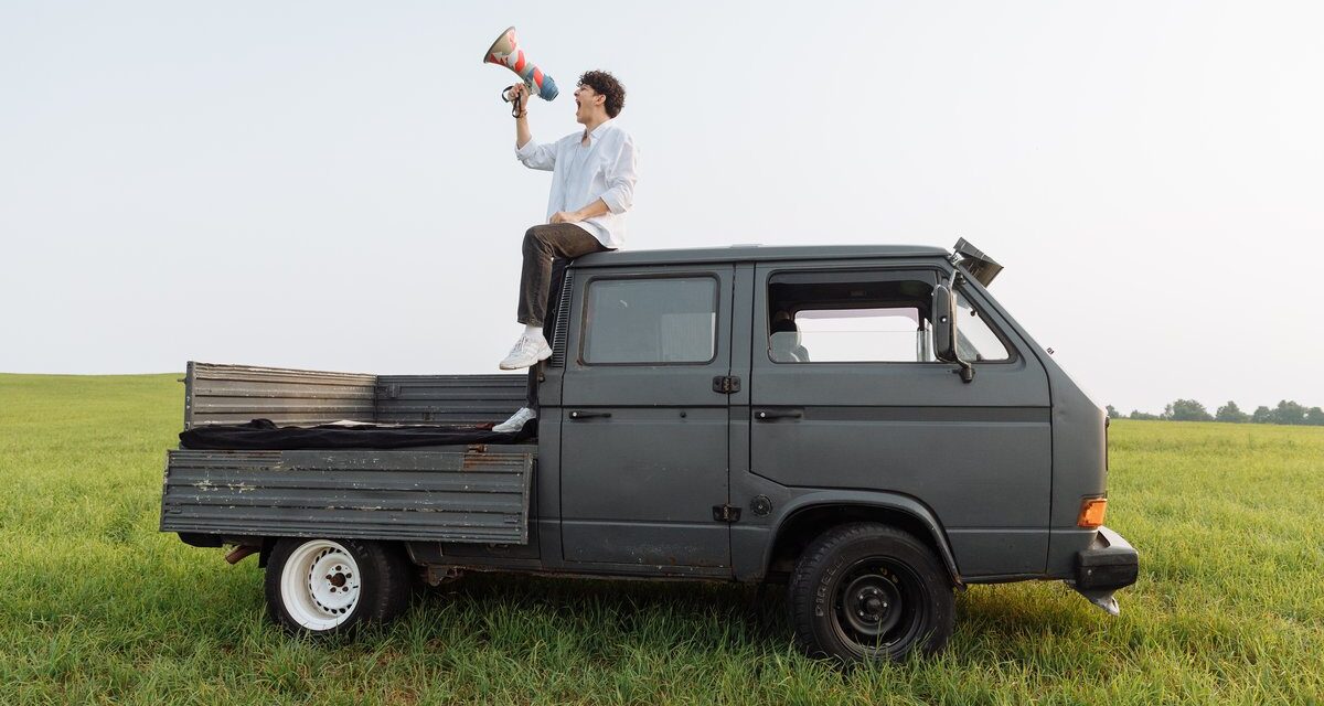 Kragujevacon hangosbemondó autóval hívják a polgárokat Vučić nagygyűlésére