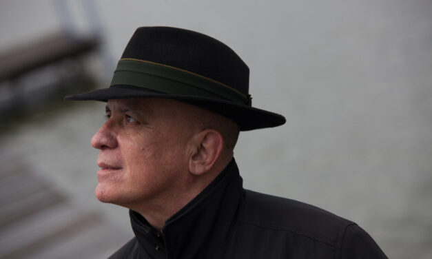 „Egy csomó cédula, fecni, mint az avar, hever körülöttem”