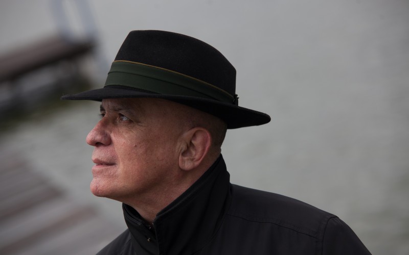 <span class="entry-title-primary">„Egy csomó cédula, fecni, mint az avar, hever körülöttem”</span> <span class="entry-subtitle">Előfordul, hogy azt veszem észre, a farkasok órájába léptünk. Drámai ez az időszak, hisz ekkor hal meg a legtöbb ember, ekkor születik a legtöbb gyerek – mondja Kontra Ferenc, akit Prima Primissima díjra jelöltek</span>