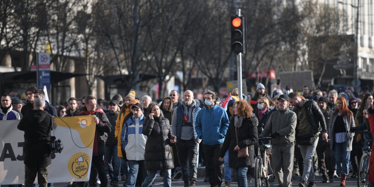 Tiltakoznak az egyetemisták, amiért a Happy Televízió műsorvezetője azt állítja, 1000 dinárért járnak tüntetni
