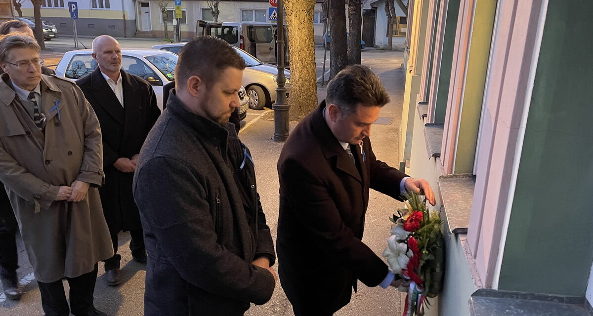 A szabadkai Kossuth-szobornál koszorúzott Márki-Zay Péter