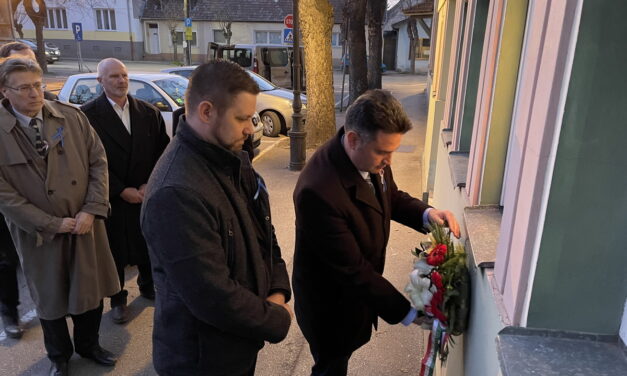 A szabadkai Kossuth-szobornál koszorúzott Márki-Zay Péter