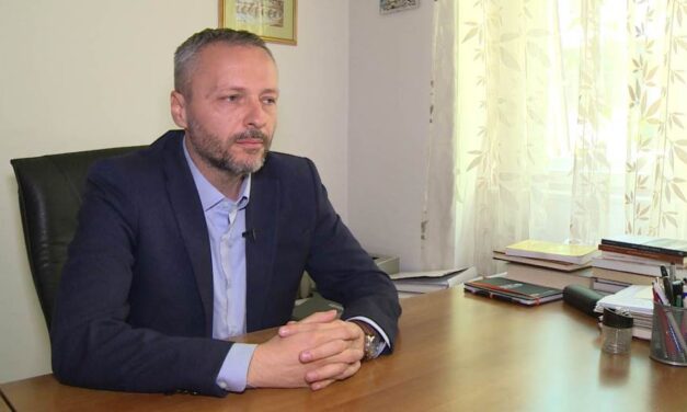 Olenik: Vučić azért halogatja a választásokat, mert előbb el akarja hallgattatni a független médiumokat