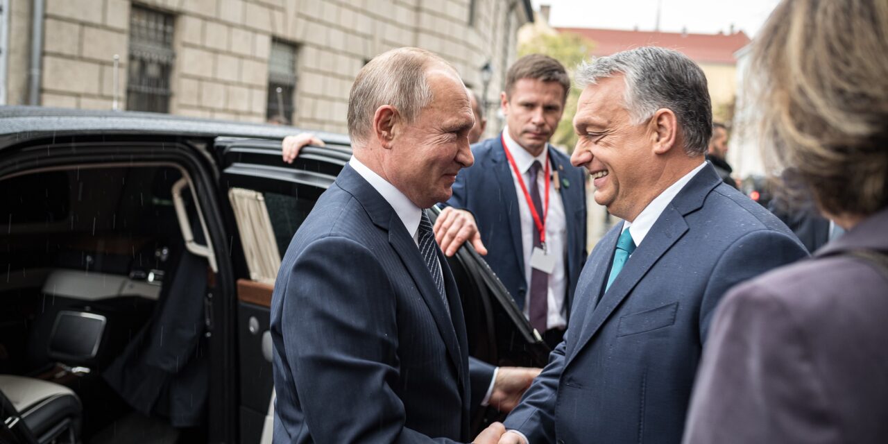 Az ötvenhatosokat fasisztázó orosz tankönyv ügye mutatja, milyen erősen láncolta magát Putyinhoz a magyar kormány