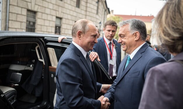 Az ötvenhatosokat fasisztázó orosz tankönyv ügye mutatja, milyen erősen láncolta magát Putyinhoz a magyar kormány