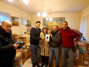 Az adományszállító csapat, balról dr. Gergely Lajos szamosszegi polgármester