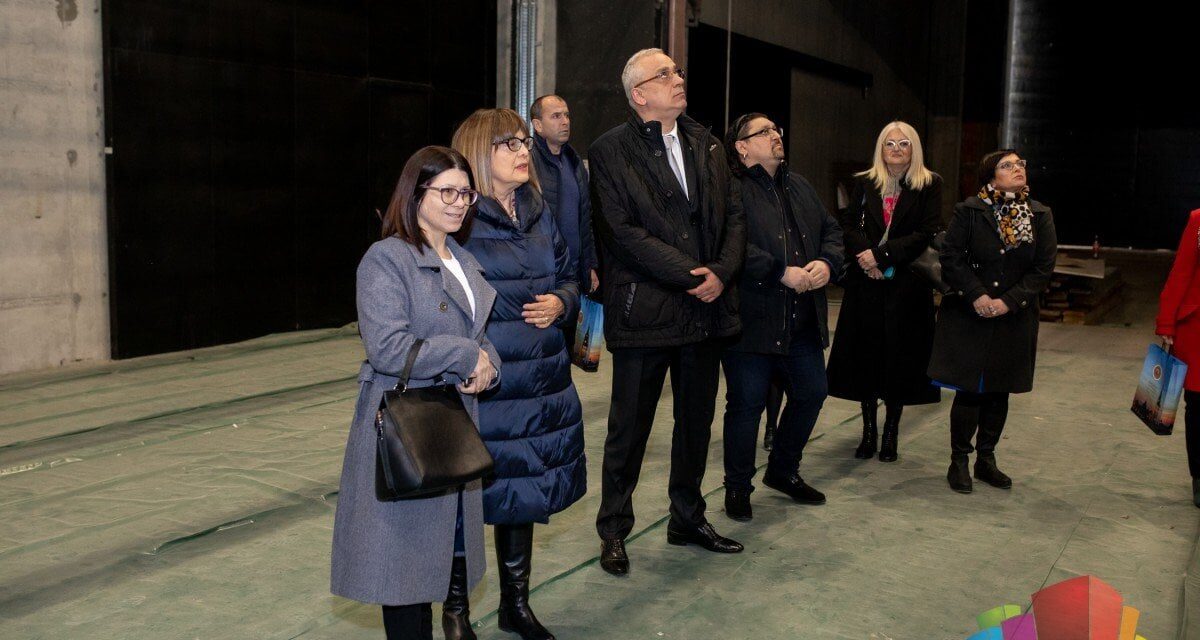 „Belgrád elvenné a szabadkaiaktól a színházat, a VMSZ pedig tétlenül nézi ezt”