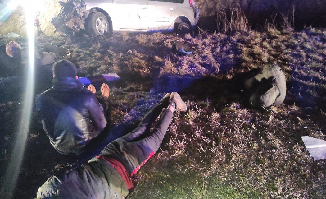 Menekültekkel borult árokba egy szerb embercsempész autója