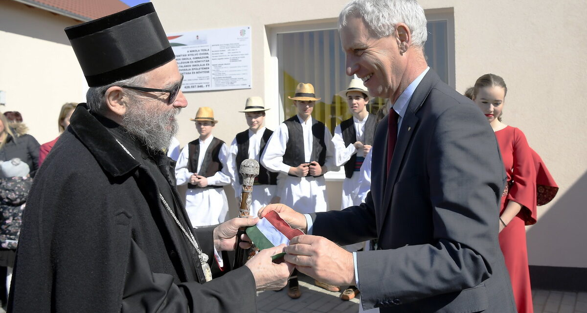 <span class="entry-title-primary">Soltész szerint a vajdasági magyarok nagy segítséget kapnak a szerb, illetve a vajdasági kormánytól</span> <span class="entry-subtitle">Szerb nemzetiségi iskolát újítottak fel a Pest megyei Lóréven</span>