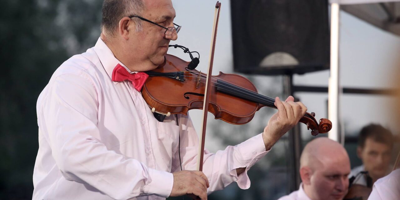 <span class="entry-title-primary">Gyorsabb a metronómnál</span> <span class="entry-subtitle">Toll Gyula óbecsei prímás negyvenévnyi hivatásos zenélés után is napi rendszerességgel gyakorol</span>