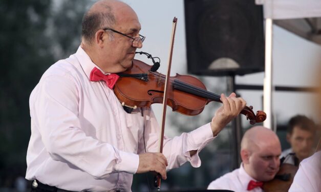 <span class="entry-title-primary">Gyorsabb a metronómnál</span> <span class="entry-subtitle">Toll Gyula óbecsei prímás negyvenévnyi hivatásos zenélés után is napi rendszerességgel gyakorol</span>