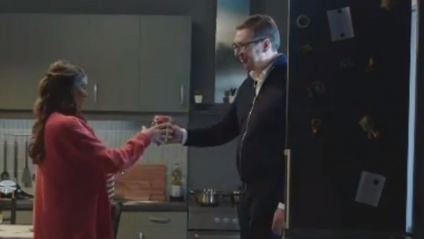 Vučić savanyúuborkával lép ki a hűtőszekrényből