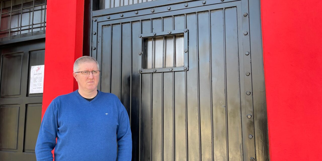 <span class="entry-title-primary">„Én nagyon szeretem a várost, de a város nem szeret engem”</span> <span class="entry-subtitle">Bezár a Jail Topolyán – Robert Yugovich: Nem akarom bántani a várost, inkább felállok az asztaltól, és elmegyek</span>