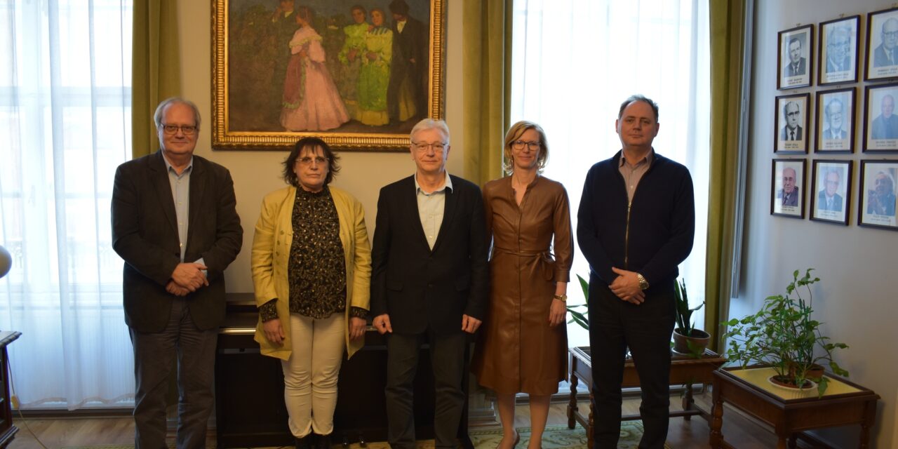 <span class="entry-title-primary">A tudományos együttműködés kapui</span> <span class="entry-subtitle">Együttműködési megállapodás jött létre a SZAB és a VMAT között</span>